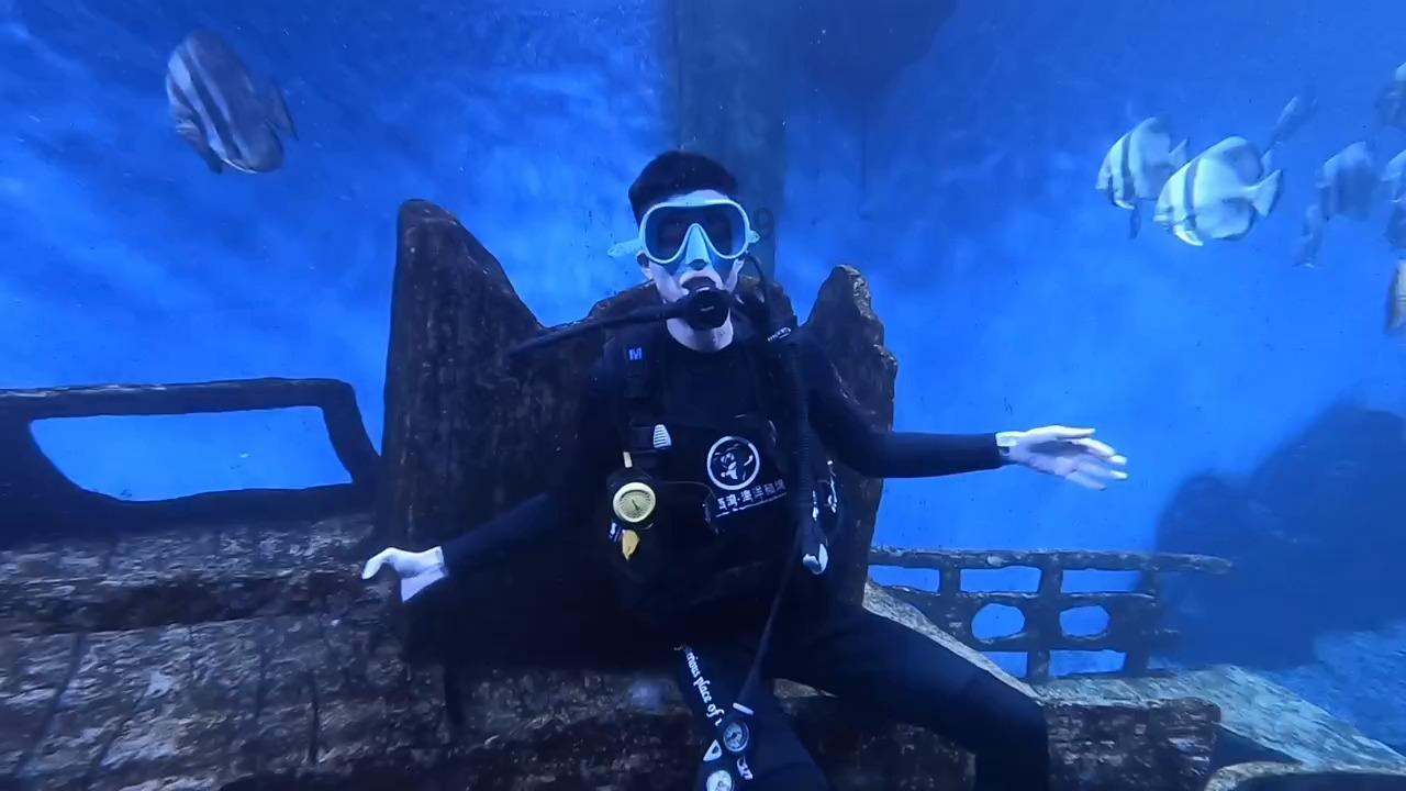 本人男 我和女朋友亲热的时候她的手总是抓紧我衣服 是不是习惯，还是疼？游戏画面