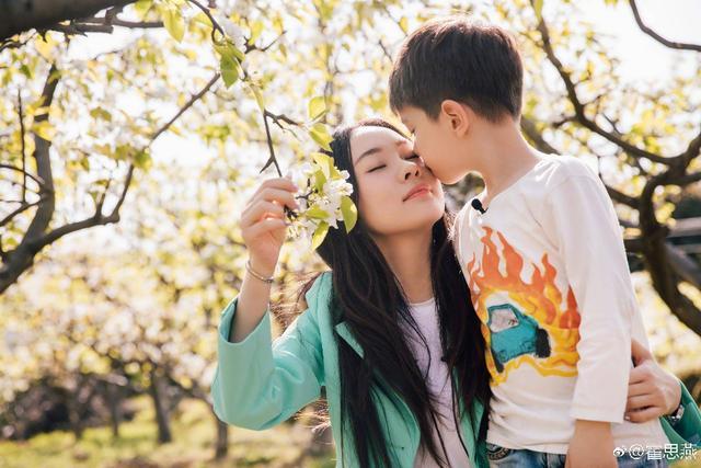 本人男 我和女朋友亲热的时候她的手总是抓紧我衣服 是不是习惯，还是疼？游戏画面
